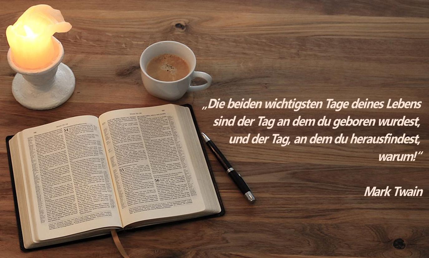 Bibel mit Tasse und Kerze